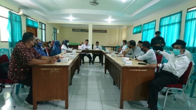 SAH: Suasana rapat penetapan besaran zakat fitrah dan fidiah di aula Kemenag Kota Madiun. (RONAA NISA/JAWA POS RADAR MADIUN)