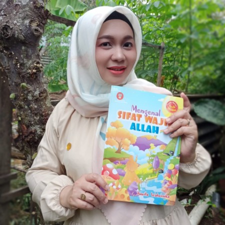 LITERASI: Yuwita Wahernika menunjukkan salah satu buku anak karya terbarunya. (ISTIMEWA)