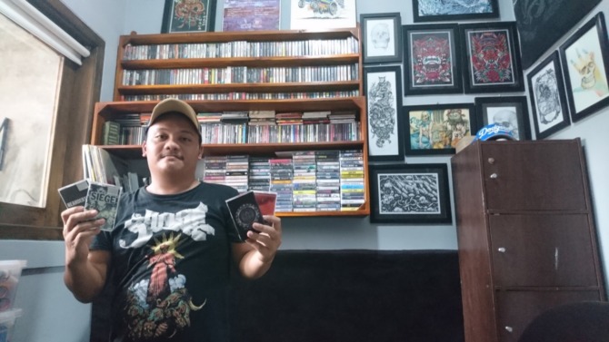 JADUL: Ario Sabrang Damar Panuluh bersama ratusan koleksi kaset pita, CD, dan piringan hitamnya. (RONAA NISA/JAWA POS RADAR MADIUN)