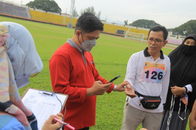 PERSIAPAN: Ratusan calon jemaah haji sedang melakukan tes kebugaran di Stadion Wilis. (BAGAS BIMANTARA/JAWA POS RADAR MADIUN)