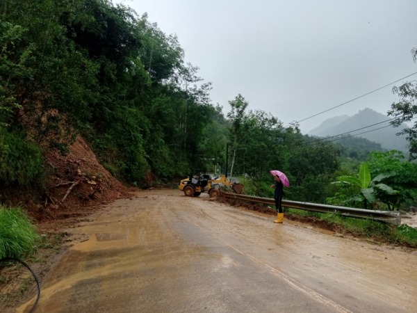 AKSES UTAMA: Petugas membersihkan sisa material longsor yang sempat menutup akses Jalan Raya Pacitan-Ponorogo. (SUGENG DWI N./JAWA POS RADAR PACITAN)