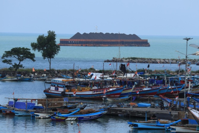 LEGO JANGKAR: Kapal tongkang Mv Tb Pram Power 2107 terpaksa menepi di Teluk Pacitan. (SUGENG DWI N./JAWA POS RADAR PACITAN)