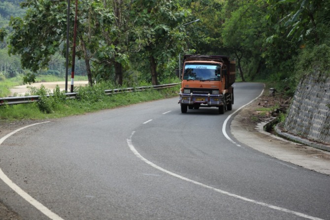 TIKUNGAN TAJAM: Jalan Raya Pacitan-Ponorogo mendesak dikepras demi memberikan kenyamanan pengguna jalan. (DOKUMEN JAWA POS RADAR PACITAN)