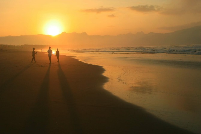 INDAH: Sejumlah wisatawan tengah menikmati matahri terbit dari Pantai Pancer Door, Pacitan. (HENGKY RISTANTO/RADAR MADIUN)