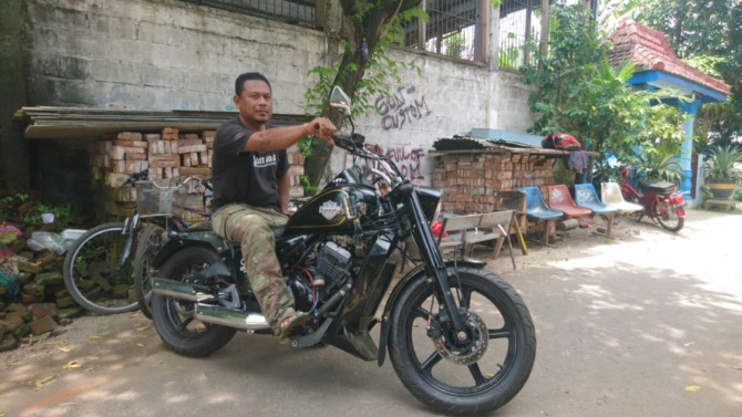 TERAMPIL: Gunawan menunjukkan motor Ninja 250 cc hasil modifikasinya. (RONAA NISA/JAWA POS RADAR MADIUN)