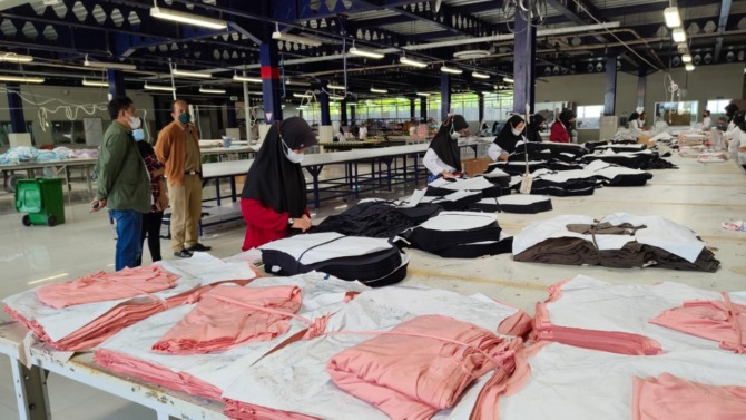 GARMEN: Pekerja PT KSS Indo Apparel tengah melangsungkan proses produksi, Selasa (29/3). (MAULANA RAIHAN/JAWA POS RADAR MAGETAN)