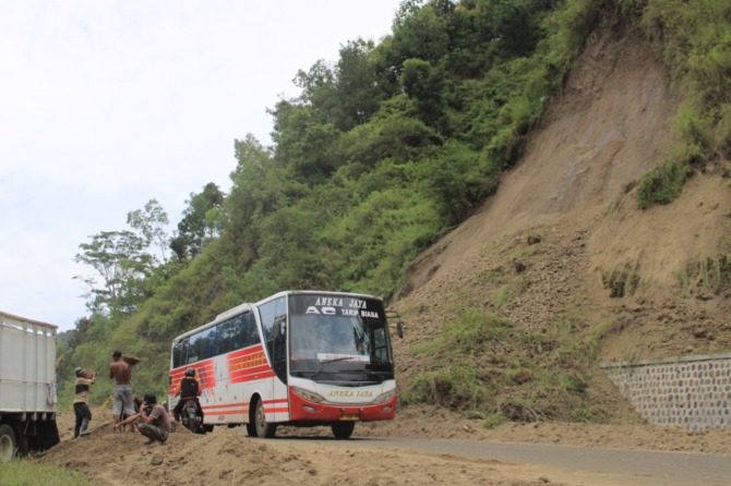 KM 226: Jalan Raya Poci sempat tertutup total sejak pukul 15.30 Sabtu (26/3) hingga pukul 03.00 Minggu (27/3) dini hari. (AJI PUTRA/JAWA POS RADAR PONOROGO)