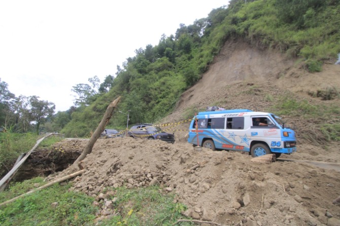 LONGSOR: Jalan Raya Pacitan-Ponorogo tepatnya masuk Desa Wates, Kecamatan Slahung sempat longsor beberapa hari lalu. (AJI PUTRA/RADAR PONOROGO)