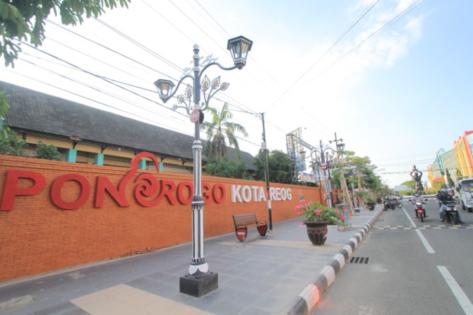 SENI: Sebutan Ponorogo Kota Reog tertulis di Jalan HOS Tjokroaminoto. (AJI PUTRA/JAWA POS RADAR PONOROGO)
