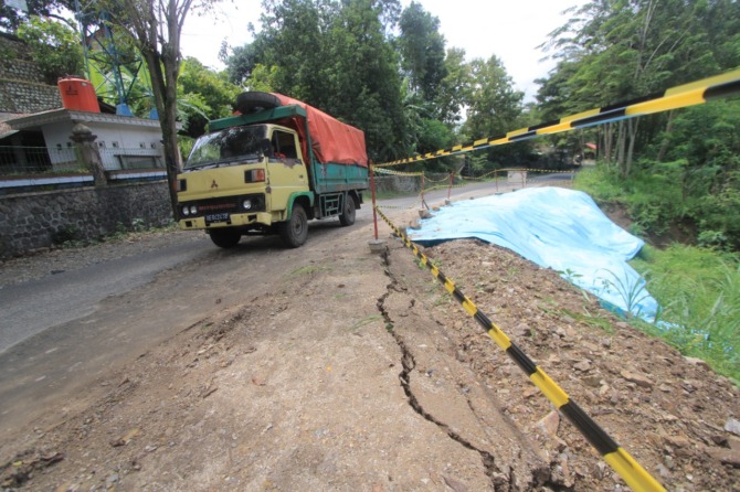 POCI: Kerusakan jalan di dekat Masjid Darussalam, Desa Wates, Slahung, bertambah dua titik di Km 226 pascalongsor Minggu (27/3). (AJI PUTRA/JAWA POS RADAR PONOROGO)