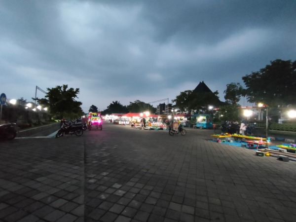 TEMPAT FAVORIT: Suasana alun-alun Caruban menjelang magrib kemarin (30/3). Ramadan nanti, Satpol PP Kabupaten Madiun bakal menertibkan titik-titik pusat keramaian untuk ngabuburit. (M.R. AKROMU NIAM/JAWA POS RADAR CARUBAN)