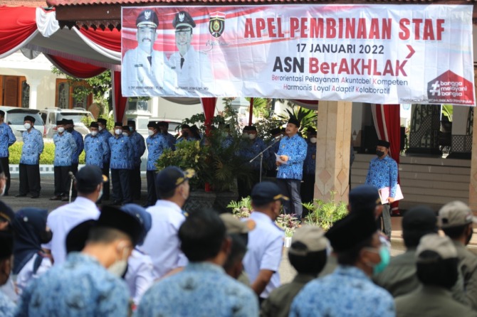 MENUNGGU: Bupati Ngawi Ony Anwar Harsono memberikan arahan kepada ASN. Ratusan peserta yang lolos CPNS dan PPPK 2021 belum menerima SK pengangkatan. (DOK RADAR NGAWI)