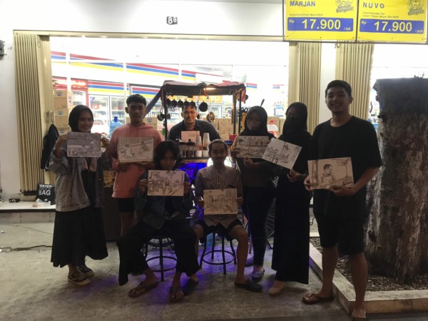 SENIMAN JALANAN: Komunitas ini rutin menggambar suasana di H.O.S. Cokroaminoto setiap Selasa malam. (YUDHASWARA FOR JAWA POS RADAR PONOROGO)