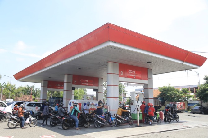 Antrean kendaraan roda dua di SPBU Jalan Mayjend Sungkono, Kota Madiun untuk mengisi BBM jenis Pertalite.