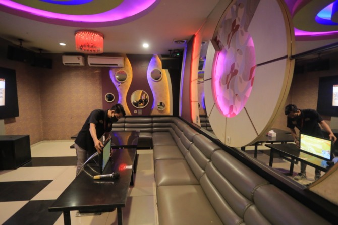 TUTUP: Tempat karaoke di Kota Madiun harus menggulung kabelnya selama Ramadan dan Lebaran. (BAGAS BIMANTARA/RADAR MADIUN)
