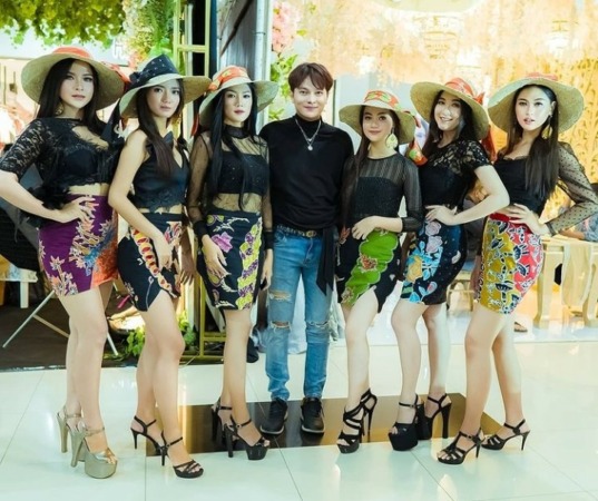 DARI BAWAH: Ridho Sasongko mulai menekuni dunia modeling sejak duduk di bangku SMP. (ISTIMEWA)