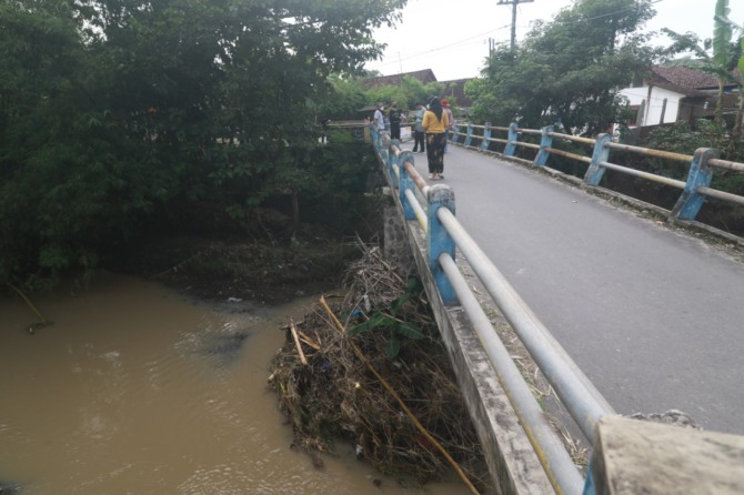 RUSAK: Jembatan Klumutan di Saradan butuh penanganan cepat lantaran sebagai akses utama warga setempat. (R BAGUS RAHADI/RADAR MADIUN)