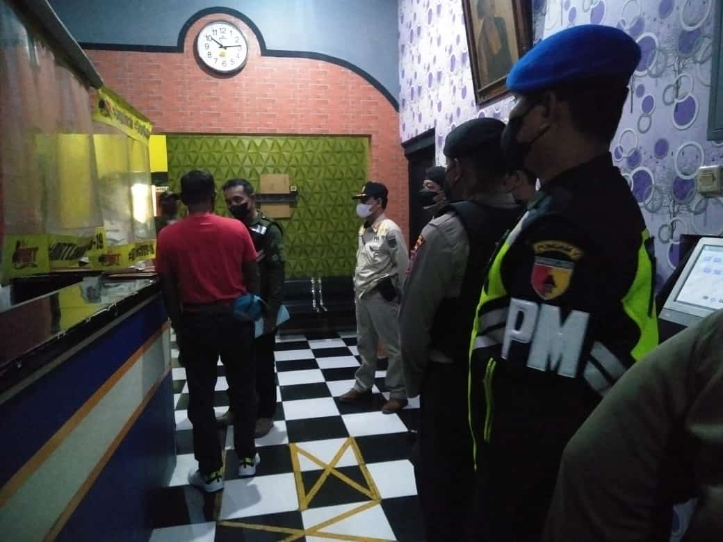 RAZIA: Petugas gabungan dari Satpol PP beserta TNI/Polri melakukan sosialisasi Perwali 8/2022 yang mengatur larangan buka THM selama Ramadan-Lebaran di Kota Madiun, Jumat (1/4) malam.