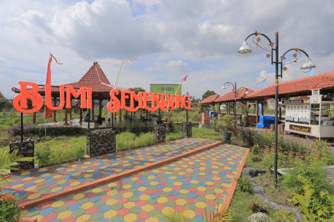 ASET DAERAH: Keberadaan Lapak Bumi Semendung, Kampung KB dan Pondok Lansia di Kelurahan Klegen memanfaatkan tanah bengkok.&nbsp;(BAGAS BIMANTARA/RADAR MADIUN)