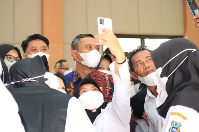 APRESIASI: Bupati menyerahkan SK pengangkatan PPPK ke guru yang lolos seleksi tahap 1-2021 di Gedung Karya Dharma kemarin. (SUGENG DWI N./JAWA POS RADAR PACITAN)