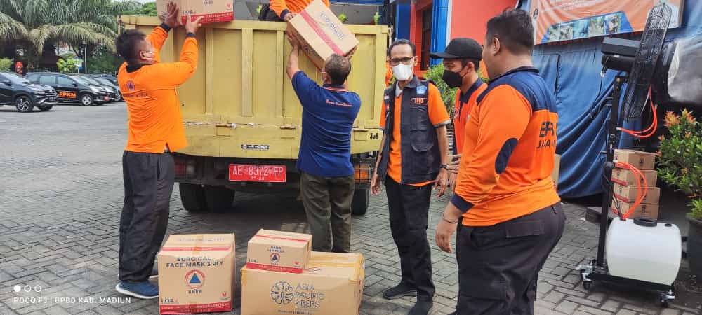 SIAGA: Petugas BPBD Kabupaten Madiun mengambil jatah bantuan logistik dari provinsi kemarin. (BPBD FOR JAWA POS RADAR CARUBAN)