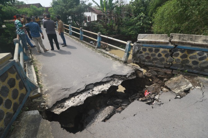 RUSAK PARAH: Kondisi jembatan Klumutan, Saradan, bakal dicek lagi untuk kemungkinan dimanfaatkan sebagai akses darurat. (DOKUMENTASI/JAWA POS RADAR CARUBAN)