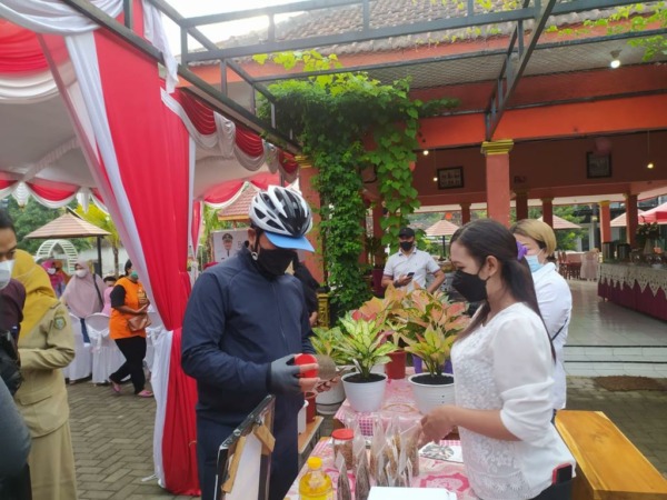 PRODUKSI: Wali Kota Madiun Maidi ketika melihat hasil produk pakan ternak dengan media maggot. (ISTIMEWA)
