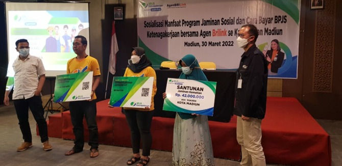 KLAIM: Kepala BPJS Ketenagkerjaan Cabang Madiun Honggy Dwinanda Hariawan memberikan secara simbolis jaminan kecelakaan kerja dan kematian kepada ahli waris. (ISTIMEWA)