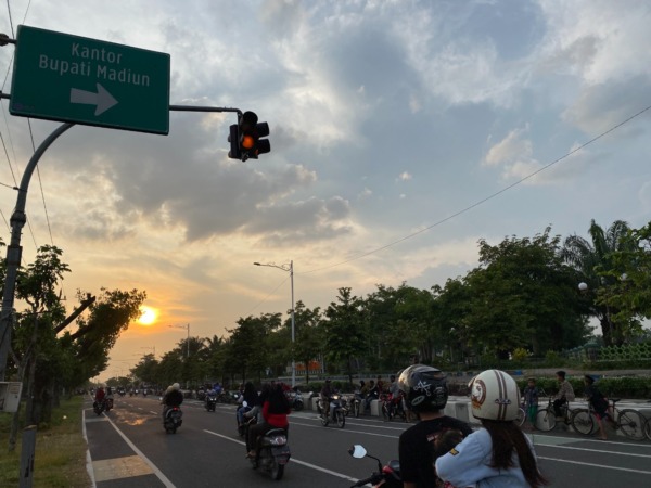 TEMPAT FAVORIT: Kawasan alun-alun Caruban dipenuhi warga yang sedang ngabuburit dan didominasi remaja. (M.R. AKROMU NIAM/JAWA POS RADAR CARUBAN)