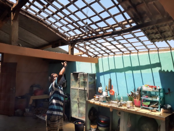 BOLONG: Ratusan genting di atap rumah Suharno berhamburan akibat puting beliung Minggu (10/4) sore. (MAULANA RAIHAN/JAWA POS RADAR MAGETAN)