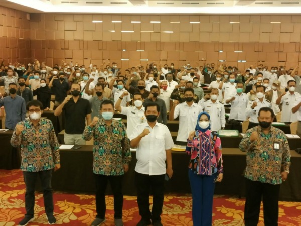 PADAT KARYA: Anggota DPR RI Sri Wahyuni (dua dari kanan) bersama dengan pejabat BBWS Bengawan Solo dan perwakilan dari Dirintelkan Polda Jatim mengikuti sesi foto dengan peserta sosialisasi P3-TGAI di Aston Hotel Madiun, Rabu (13/4). (HENGKY RISTANTO/RADA