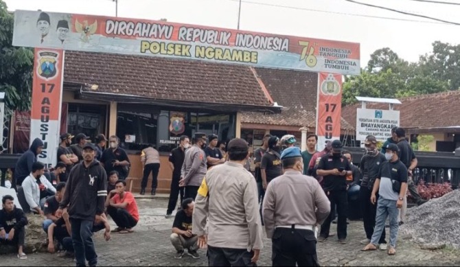 UNJUK RASA: Puluhan warga menggeruduk Polsek Ngrambe. Mereka menuntut THM milik HR di Desa Ngrambe ditutup. (POLSEK NGRAMBE FOR JAWA POS RADAR NGAWI)