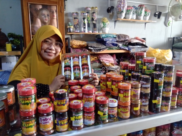 MAKNYUS: Ellis Risfantina Kartikasari mahir membuat aneka sambal dengan beragam variannya. (ALFIAN FACHRUDIN/JAWA POS RADAR PONOROGO)