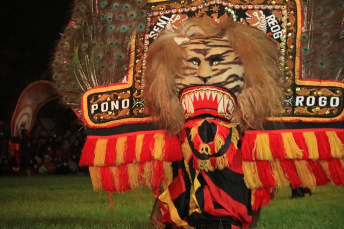 DEMO SENI: Jumlah paguyuban reog di Pacitan mencapai seratusan. Bahkan, hampir di setiap desa ada paguyuban reog. (SUGENG DWI N/RADAR PACITAN)