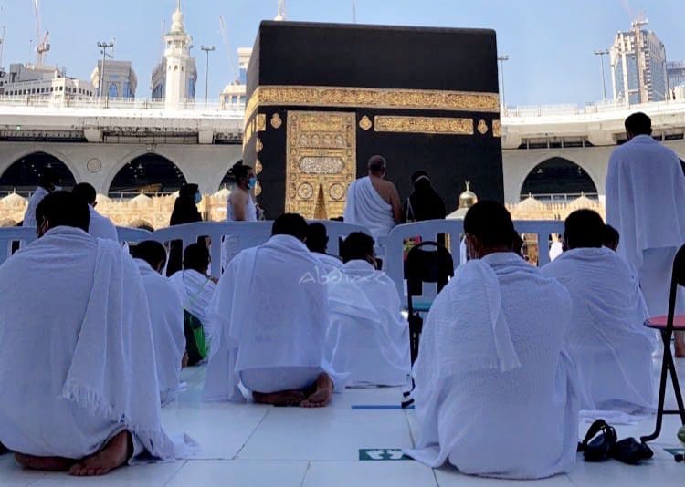 IBADAH: Para jemaah ketika menjalani proses umrah. Pada tahun ini, jatah kuota haji untuk Kabupaten Madiun masih belum ditentukan oleh Kemenag. (ISTIMEWA)