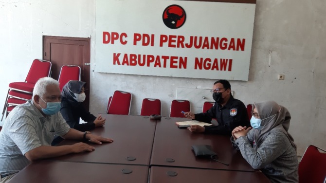 KLARIFIKASI: Komisioner KPU Ngawi mewawancarai Agung Rezkina Pramesti terkait kesanggupannya menjadi calon legislator. (ASEP SYAEFUL BACHRI/JAWA POS RADAR NGAWI)