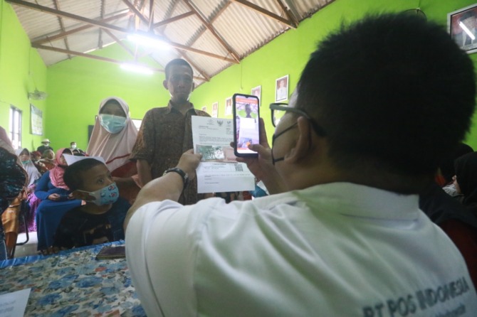 BLT MIGOR: Suasana penyaluran BLT migor di wilayah Kabupaten Madiun. (R. BAGUS RAHADI/JAWA POS RADAR MADIUN)