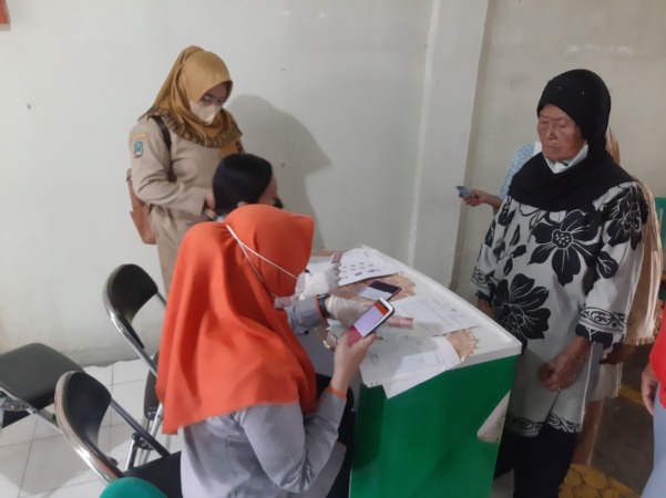TERIMA SUBSIDI: Warga mengurus BLT migor di kantor PT Pos Indonesia Cabang Magetan kemarin (18/4). (MAULANA RAIHAN/JAWA POS RADAR MAGETAN)