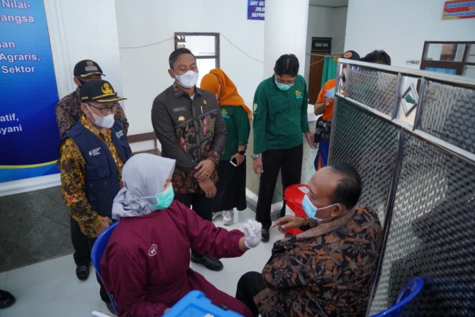VAKSINASI: Bupati Aji dan Hendra Purwaka mengecek penyuntikan antibodi di salah satu gerai vaksinasi. (DOKUMEN JAWA POS RADAR PACITAN)