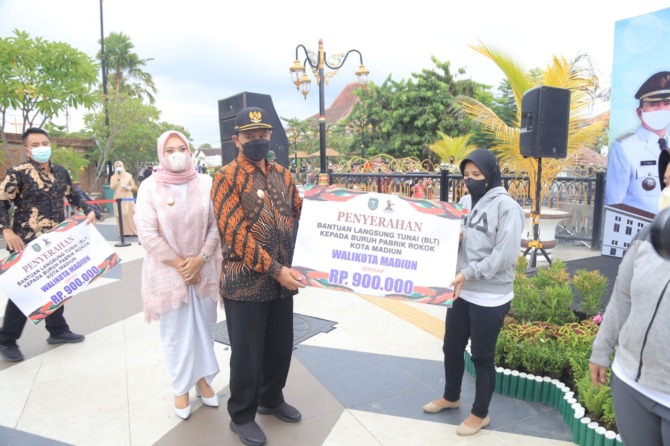 SIMBOLIS: Wali Kota Madiun Maidi menyerahkan BLT kepada buruh pabrik rokok secara simbolis. BLT ini bersumber dari DBHCHT 2022 yang dikelola oleh Bagian Perkesos. (BAGAS BIMANTARA/RADAR MADIUN)