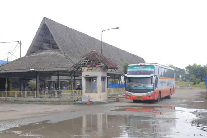 MEMPRIHATINKAN: Kondisi Terminal Bus Tipe A Purbaya Kota Madiun dinilai kurang layak beroperasi. Apalagi untuk menyambut momen mudik-balik Lebaran nanti.  (BAGAS BIMANTARA/JAWA POS RADAR MADIUN)