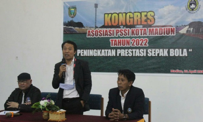 KONGRES: Wakil Ketua Asprov PSSI Jatim Amir Burhanuddin hadir dalam Kongres Tahunan Askot PSSI Madiun Jumat (22/4) sore. (ISTIMEWA)