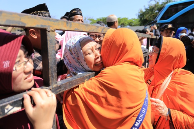 PULANG: Para jemaah haji asal Kota Madiun setibanya di asrama haji sepulang dari pelaksanaan ibadah haji tahun 2019 lalu. (DOK RADAR MADIUN)