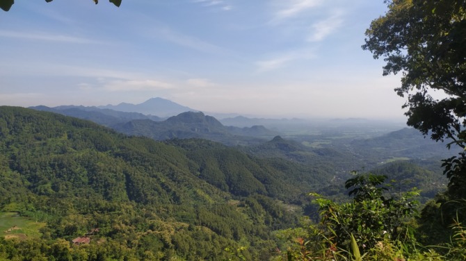 PESONA ALAM: Pemandangan indah tersaji dari atas Bukit Ndiri, Ngrayun, Ponorogo. (AJI PUTRA/RADAR PONOROGO)