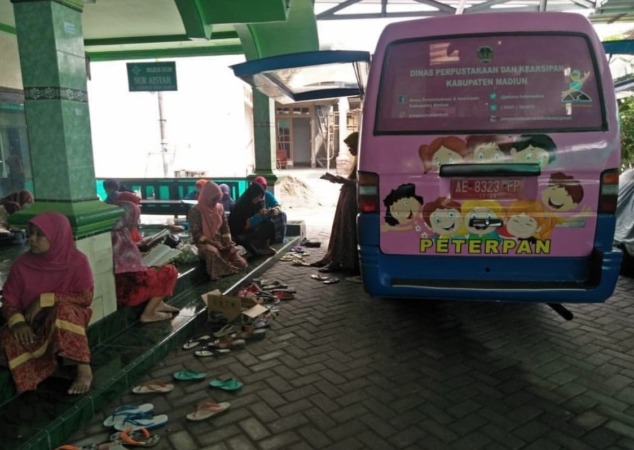 MOBILE: Mobil perpusling saat singgah di sebuah lokasi. (ISTIMEWA)