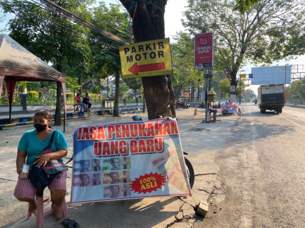 MENJAMUR: Penjual jasa penukaran uang yang membuka lapak di sekitar TKCA mayoritas berasal dari luar daerah. (M.R AKROMU NIAM/JAWA POS RADAR CARUBAN)