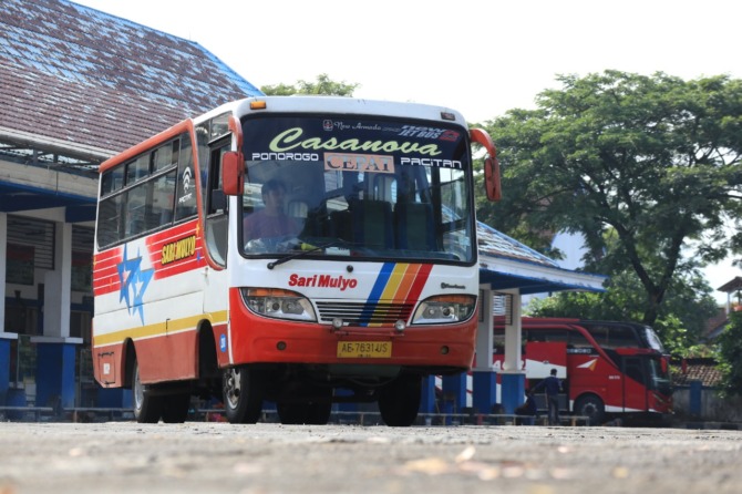AKDP: Bus antarkota dalam provinsi semakin berkurang drastis. (SUGENG DWI N./JAWA POS RADAR PACITAN)