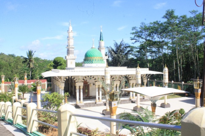 MASJID ALIT: Miniatur Masjid Nabawi berdiri megah di Bandulan, Ploso, Punung, Pacitan. (NUR CAHYONO/JAWA POS RADAR PACITAN)