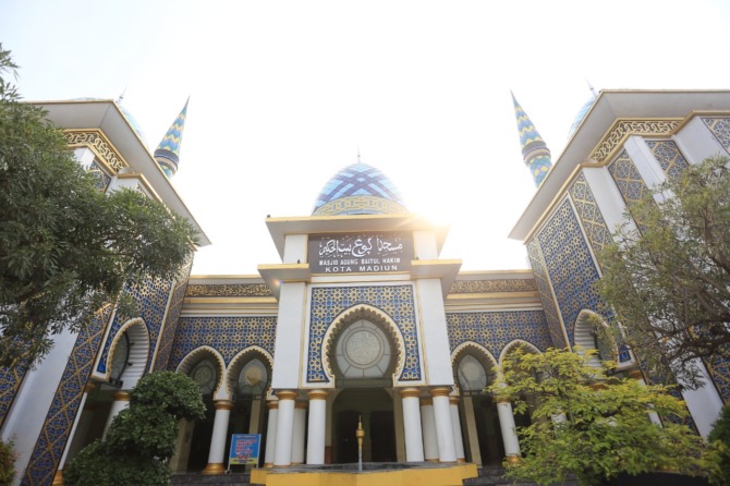 RAMAI: Setiap Ramadan, Masjid Agung Baitul Hakim ramai dikunjungi warga Kota Madiun maupun luar daerah untuk beribadah. (BAGAS BIMANTARA/JAWA POS RADAR MADIUN)