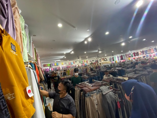 RAMAI: Sejumlah pengunjung sedang memilih baju Lebaran di sebuah toko busana di Madiun. (RADAR MADIUN)